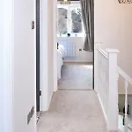 Parkway House - Modern With Great Transport Links *