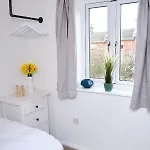 Апартаменты Parkway House - Modern With Great Transport Links *