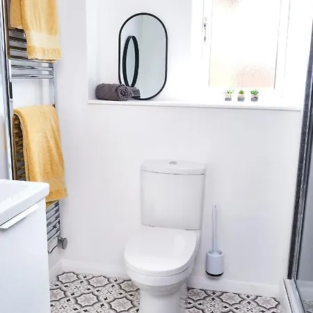 Parkway House - Modern With Great Transport Links *