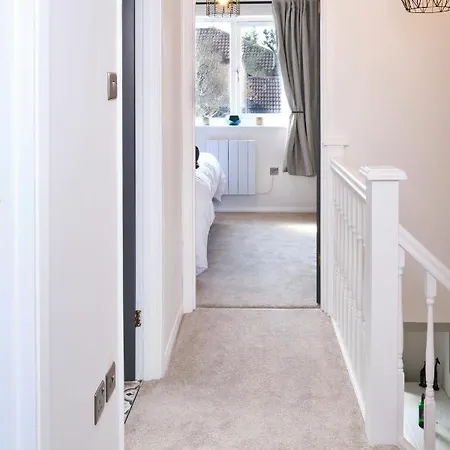Parkway House - Modern With Great Transport Links *