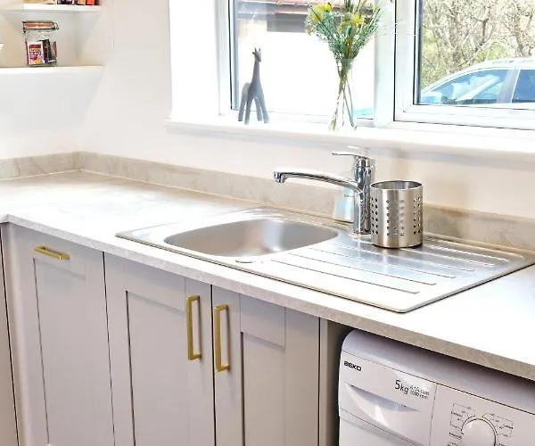 Parkway House - Modern With Great Transport Links *