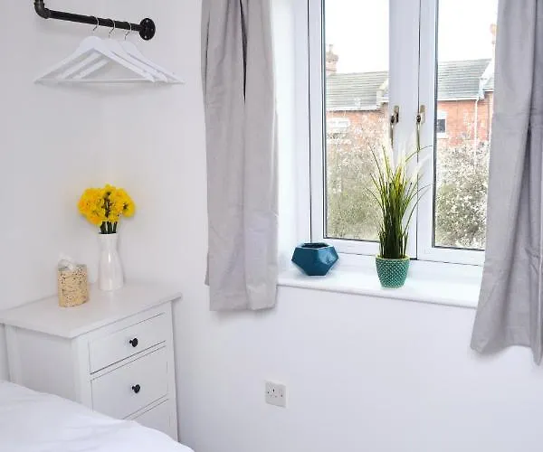 Apartment Parkway House - Modern With Great Transport Links *