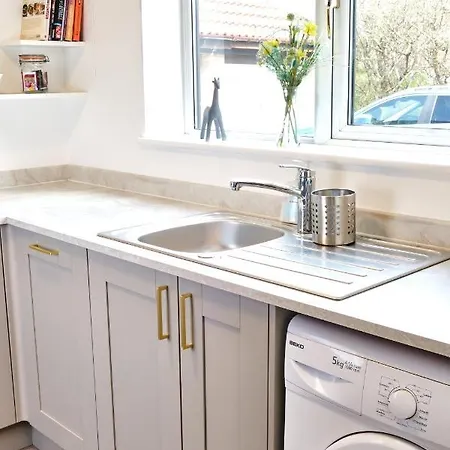 Parkway House - Modern With Great Transport Links *