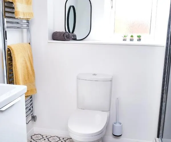 Parkway House - Modern With Great Transport Links *