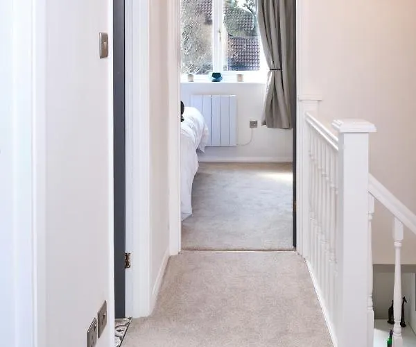 Parkway House - Modern With Great Transport Links *